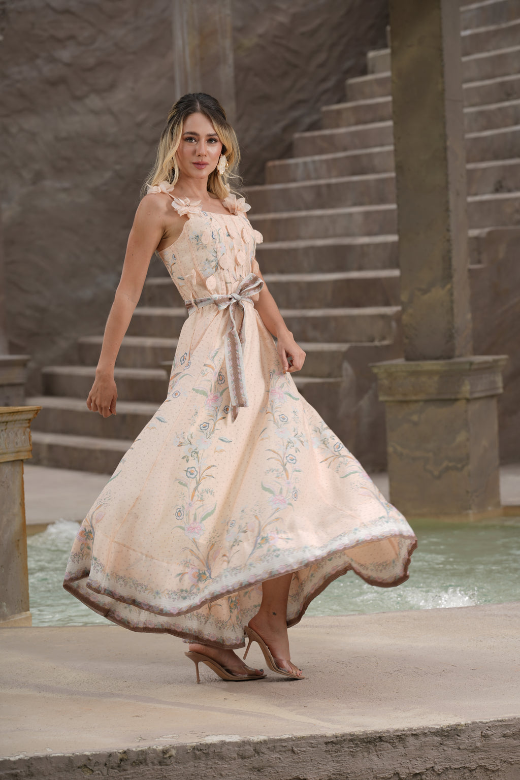 Vestido Aurora Largo Floral con Apliques