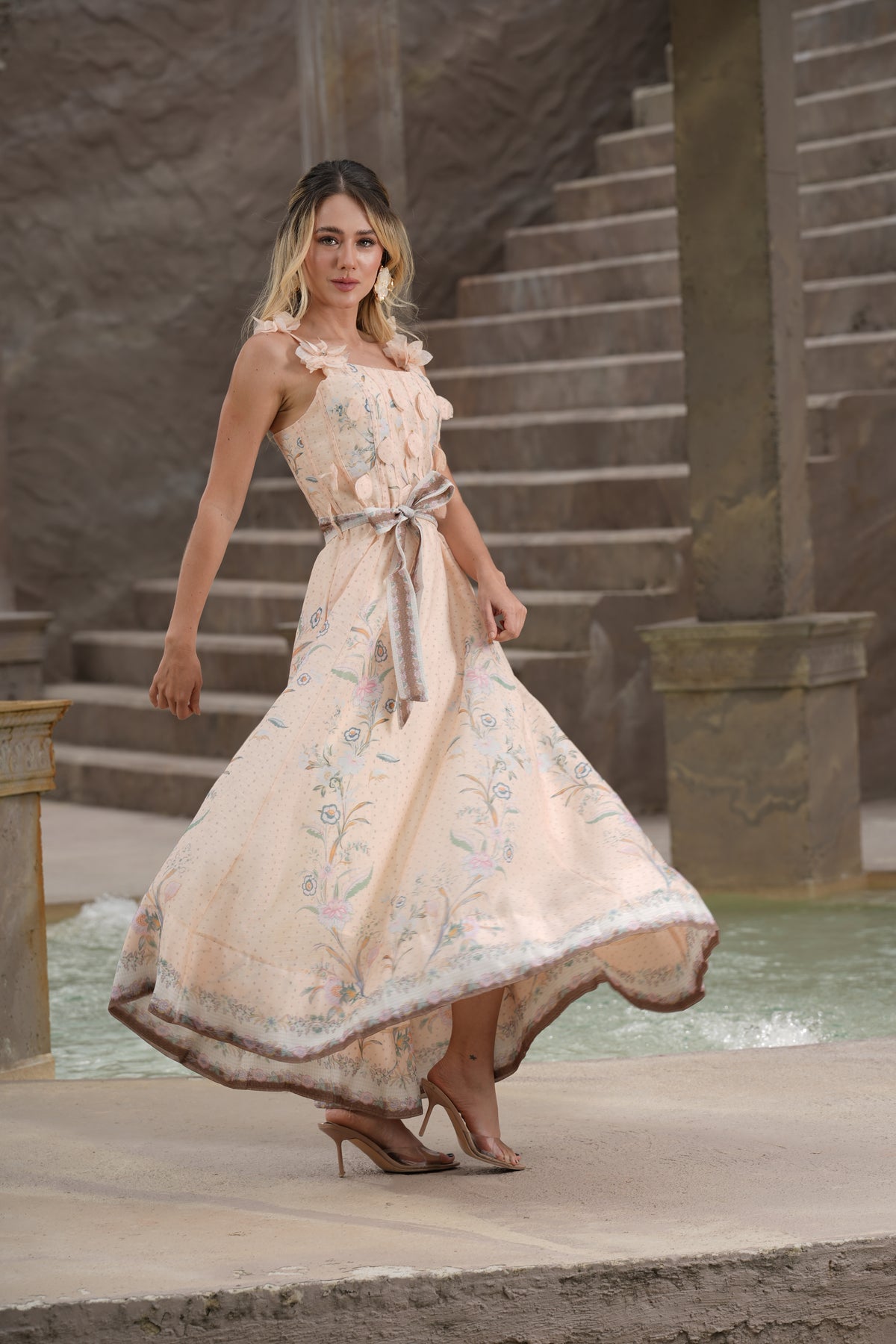 Vestido Aurora Largo Floral con Apliques