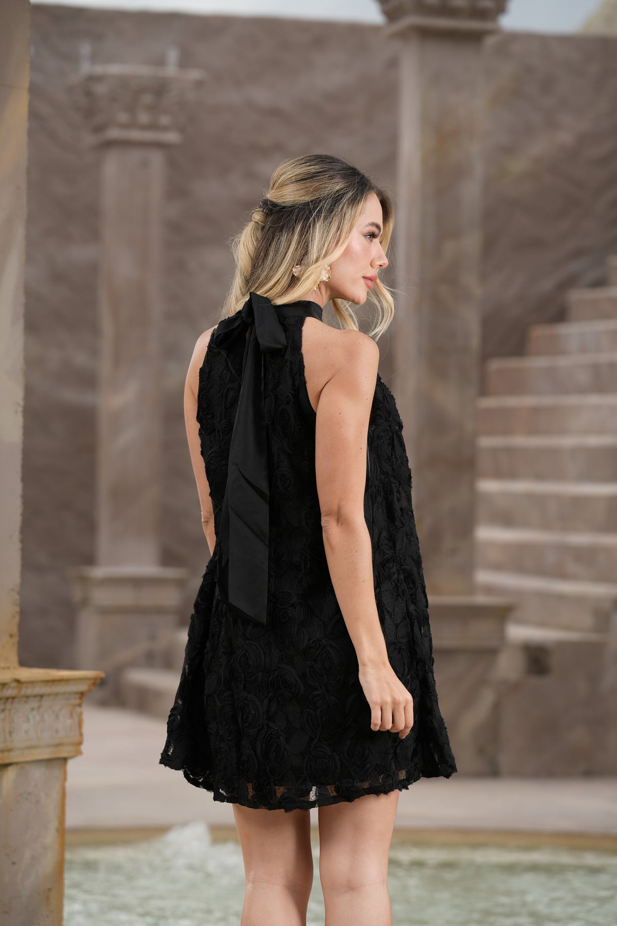 Vestido Corto Negro Cuello Halter