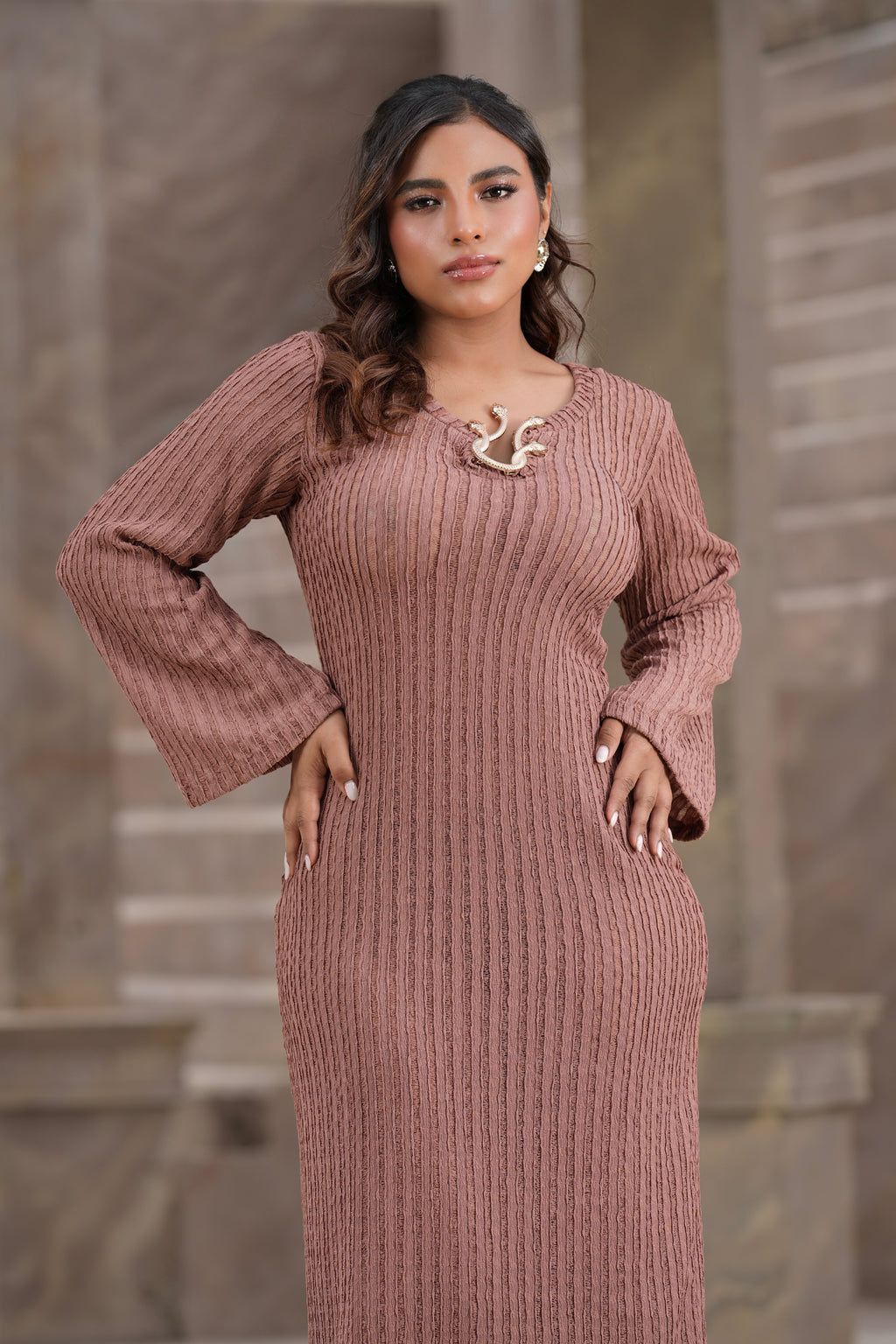 Vestido Tejido con Escote Joya Dorado